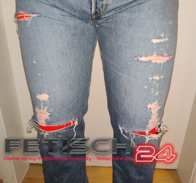Ripped Jeans mit oranger Leggings