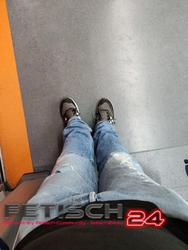 Ripped Jeans in der Bahn