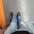 Ripped Jeans in der Bahn